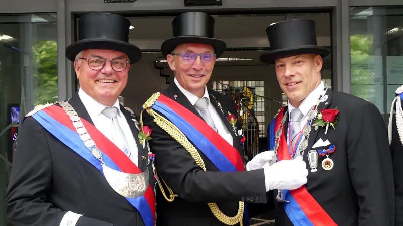 Lügde hat einen neuen Schützenkönig: Brudermeister Michael Rüsenberg hängt David Lödige (rechts) die Königskette um, links der bisherige König Dietrich Günnewich. - © Rudi Rudolph