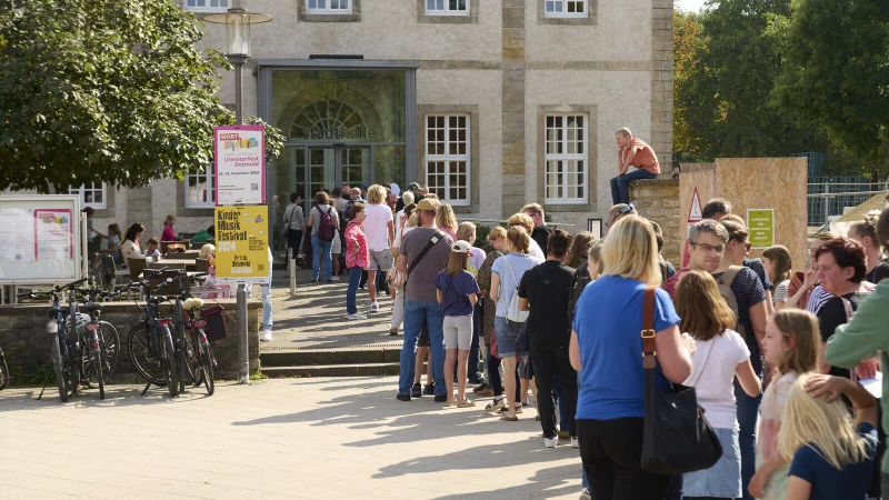 Ein großer Andrang hat beim Kinder- und Jugend-Literaturfest im vergangenen Jahr vor der Stadthalle geherrscht. - © Dirk Schelpmeier