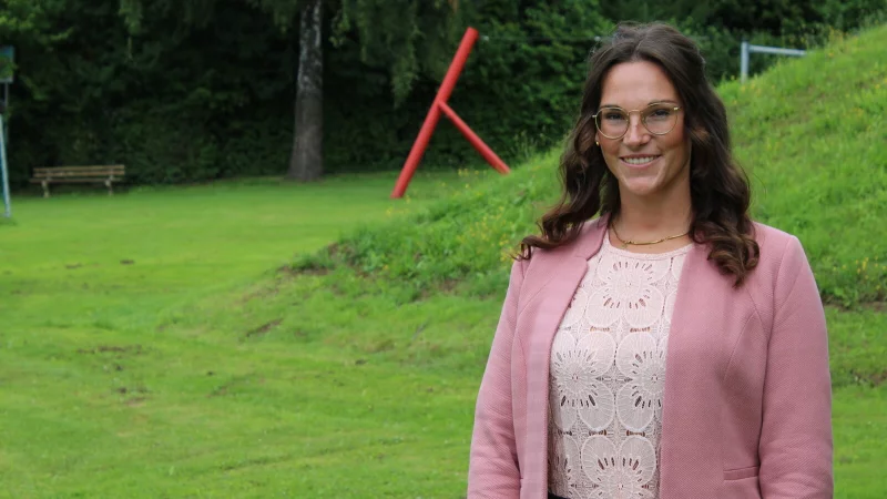 Josephine Dreier lebt seit &uuml;ber 20 Jahren in Extertal. Einer ihrer Lieblingsorte ist der Spielplatz in Bremke, den sie gerne mit ihren Kindern besucht. - &copy; Lorraine Brinkmann