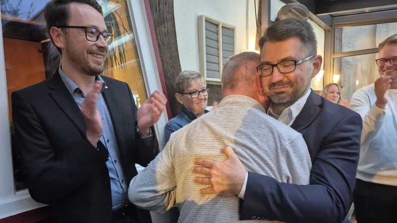 Jubel bei der Wahlparty der FDP. Fraktionsvorsitzender Christian Sauter ist neuer B&uuml;rgermeister von Extertal. - &copy; Lorraine Brinkmann