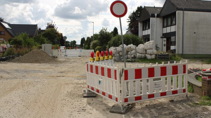 Die Kreuzung Afrikastraße/Lönsweg ist nach wie vor gesperrt. Die Stadt hofft, dass es keine weiteren wetterbedingten Unterbrechungen gibt. An der Seite liegen noch die Sandsäcke. - © Lorraine Brinkmann
