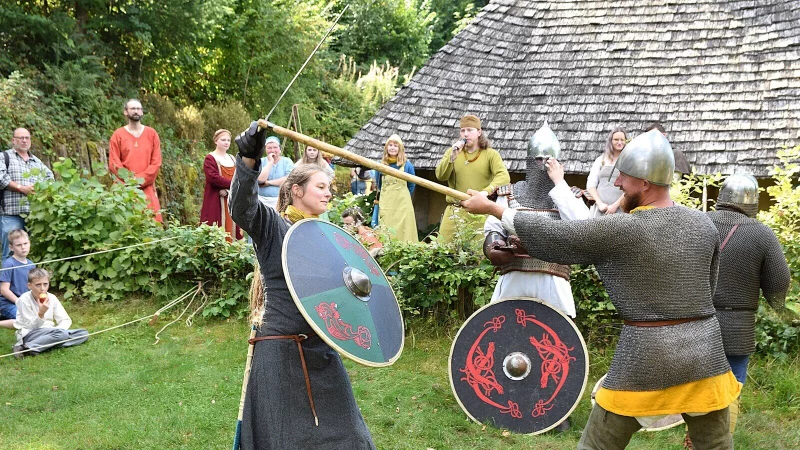Dass in der Wikingerzeit auch Frauen gek&auml;mpft haben, um sich zu verteidigen, wird bei den Schauk&auml;mpfen deutlich. Eine der Darstellerinnen stellt sich dem Kampf mit einem Krieger. Foto: Karin Prignitz - &copy; Karin Prignitz