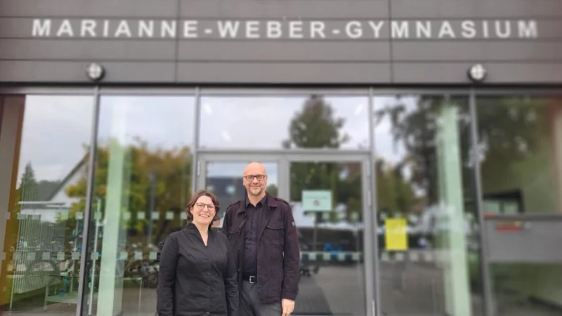 Christine Malinowski (stellvertretende Schulleitung) und Markus Herrmuth (Schulleiter) vom Marianne-Weber-Gymnasium sehen akute Raumnot bereits im kommenden Schuljahr. - © Katrin Kantelberg