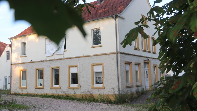 Seit geraumer Zeit steht das Gebäude leer, das dem neuen Getränkemarkt weichen wird. In dem Haus, das trotz seines Alters nicht als Denkmal gilt, waren zuletzt geflüchtete Menschen untergebracht. Foto: Knut Dinter - © Knut Dinter