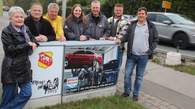 Auch der letzte Stromverteilerkasten in Helpup wirkt jetzt freundlicher: Annette Kn&ouml;rrich (von links), Herbert Bickhoff, Walter Kn&ouml;rrich, Celine Pl&ouml;ger, Detlev Pl&ouml;ger, Kamil Gorny (VVV) und Michael Makosch (Stadtwerke). Foto: VVV Helpup - &copy; VVV Helpup