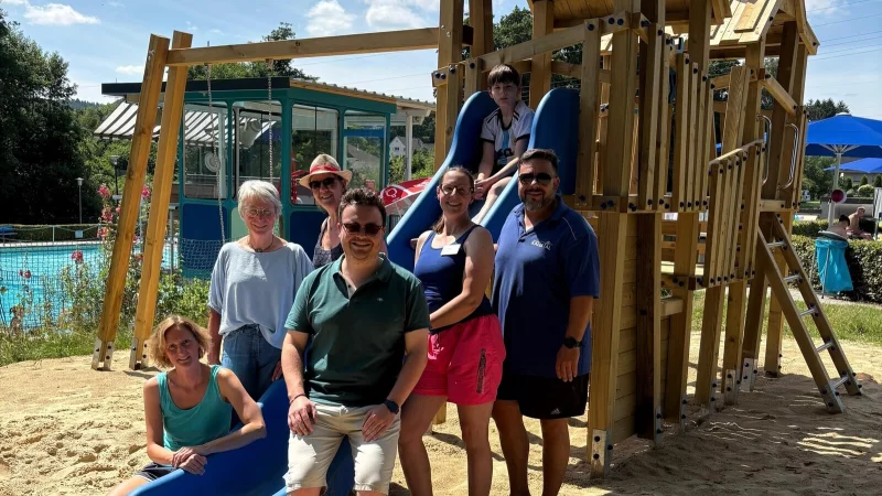 Der neue Spielturm samt Rutsche kommt beim Fest im Freibad Hohenhausen bestens an. - &copy; Freibadverein Kalletal
