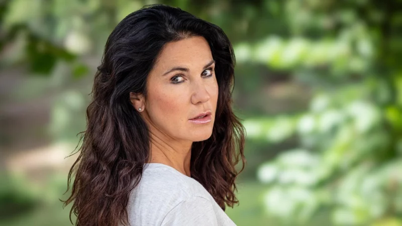 Mit tiefgr&uuml;ndigen Emotionen und spritzigem Humor will Schauspielerin Mariella Ahrens als Immobilienmaklerin Lisa in der turbulenten Lovestory 40 Karat das Publikum am 6. Februar in der Konzerthalle Bad Salzuflen begeistern. - &copy; Anna Dylla Photography