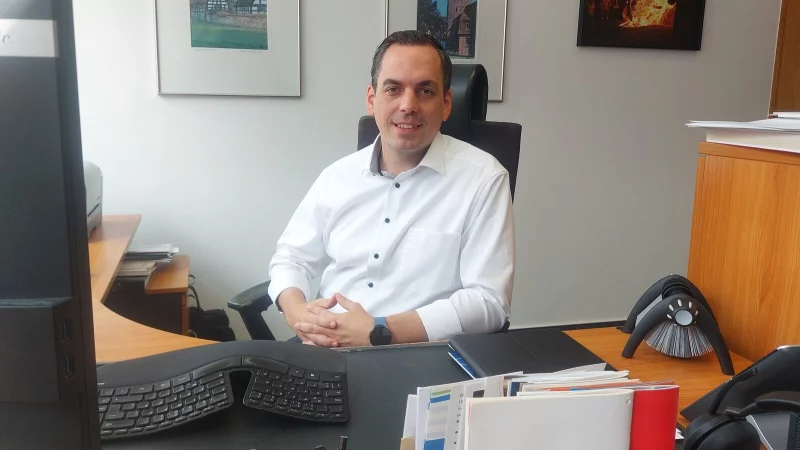 Torben Blome sitzt seit fünf Jahren auf dem Chefsessel im Lügder Rathaus. Dort will er auch in den nächsten fünf Jahren bleiben, deswegen tritt er erneut zur Wahl an. - © Michaela Weiße