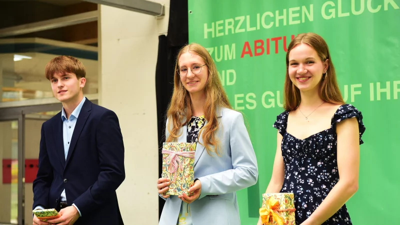 Die drei besten Schüler des Jahrgangs Malte Kuhlemann (von links), Anna Katharina Bartram und Marie Winter mit jeweils einer Abiturnote von 1,0. - © Nicole Ellerbrake