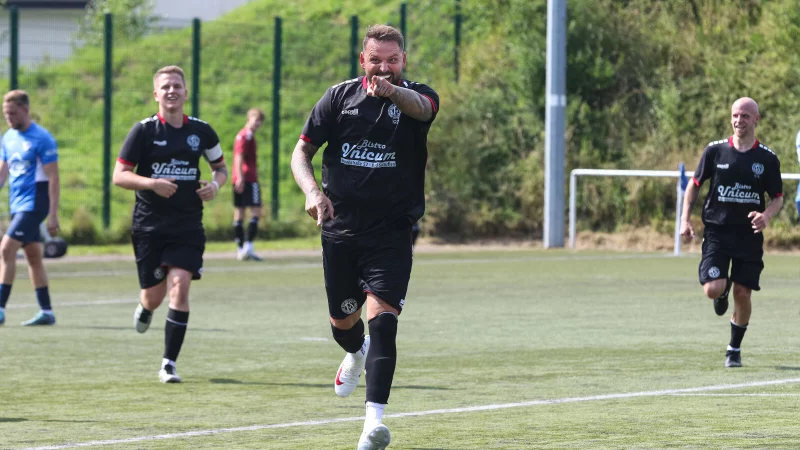 Direkt auf den Trainer zu: Florian Perner hat soeben das 4:2 für den TuS RW Grastrup-Retzen im Spiel beim TuS Asemissen erzielt. - © Oliver König