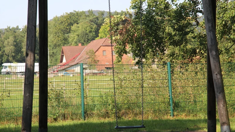 Die geplante Aufhebung des Bebauungsplanes "Im Hässeln" - hier der Blick vom Spielplatz auf das Areal - bleibt umstritten. Wenigstens zwei der Grundstückseigentümer halten sie für überflüssig und hoffen auf eine Einigung. - © Dieter Asbrock