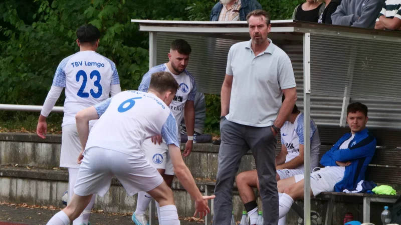 Lemgos Fußballchef Mathias Hildebrand coachte die TBV-Reserve zum 5:0-Sieg. - © Jörg Hagemann
