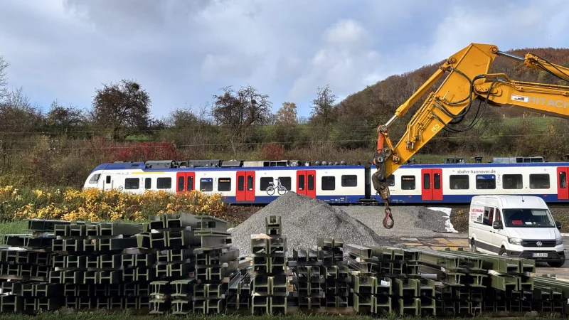 Die Vorbereitungen f&uuml;r den Bau der L&auml;rmschutzw&auml;nde sind abgeschlossen: Zwischen Thal und L&ouml;wensen wurde ein Lagerplatz f&uuml;r Material eingerichtet. - &copy; Hans-Ulrich Kilian