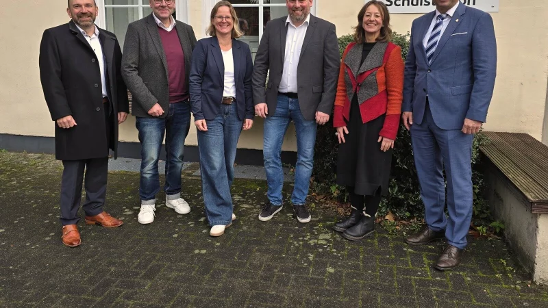 Er&ouml;ffnung der neuen Schulstation mit (von links) Timo Freiberger (Vorstandsvorsitzender Jugendsiedlung Heidehaus), Landrat Meinolf Haase, Daniela Klassen (Schulr&auml;tin Kreis Lippe), Sven Weber (Leiter Jugendsiedlung Heidehaus), Tanja Barrenstein (Schulleiterin F&uuml;rstin-Pauline-Schule) und B&uuml;rgermeister Dr. Andreas Wulf. - &copy; Jugendsiedlung Heidehaus