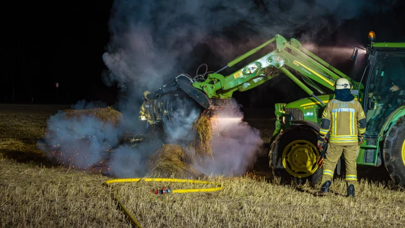 Ein brennender Strohhaufen hat am Mittwochabend rund 60 Einsatzkr&auml;fte besch&auml;ftigt. - &copy; die Blaulichtfotografen