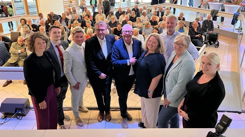 LZ-Chefredakteur Dirk Baldus (Mitte), Redakteurin Carolin Brokmann-Förster (rechts) und Radio Lippe-Moderator Frank Schröder (hinten) haben Dr. Inga Loke (Grüne, von links) Paul Kuhlemann (Die Partei), Andreas Epp (Aufbruch C), Meinolf Haase (CDU), Ilka Kottmann (SPD) und Heike Görder (UKTM) mit Fragen gelöchert. - © Seda Hagemann