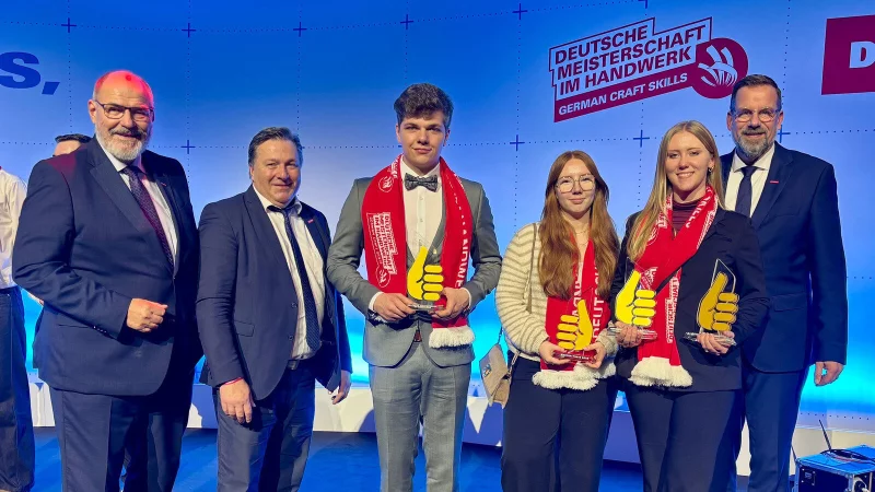 Peter Eul (Präsident der Handwerkskammer OWL, von links), Ralf Noltemeyer (Vizepräsident der Handwerkskammer OWL), Patrick Düwel (erster Platz Metallbauer), Glasveredlerin Lea-Marie Kleine (erster Platz "Die Gute Form") und Isabell Masannek (Bundessiegerin Maler und Lackierer sowie erster Platz "Die Gute Form") und Dr. Jens Prager (Hauptgeschäftsführer der Handwerkskammer OWL). - © Handwerkskammer OWL