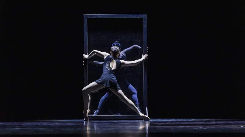 Tanz mit Spielgelbild. Erica Pinag&eacute; (vorn) und Ayu Kinoshita (hinten) tanzen spiegelbildlich. - &copy; Fotorechte: Lippisches Landestheater