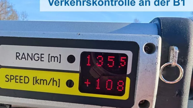Die Polizei hat zwei Stunden lang auf der B1 den Verkehr kontrolliert. - &copy; Polizei Lippe