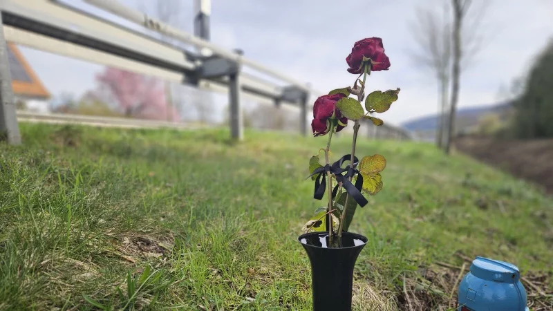 Angeh&ouml;rige hatten an der Unfallstelle auf einer Schnellstra&szlig;e in L&uuml;gde Blumen und eine Kerze hingestellt. - &copy; Janet K&ouml;nig