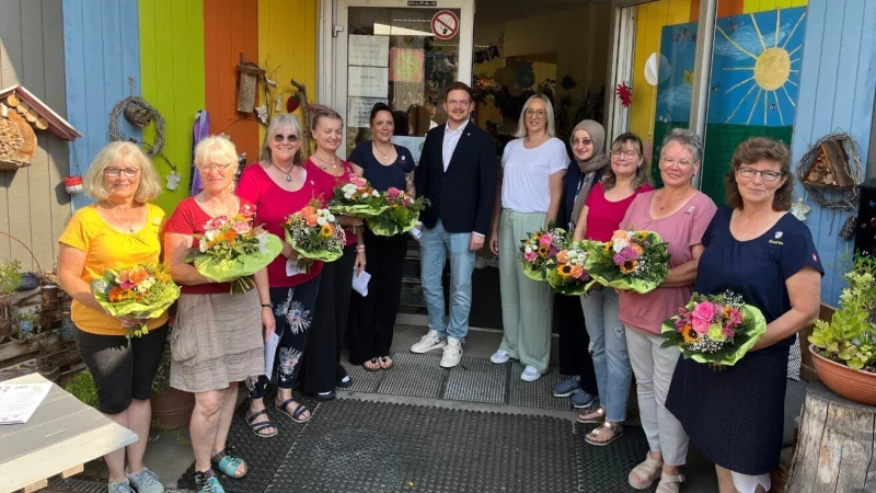 Das OGS-Team mit (von links) Regina Siegmann, Cornelia Engelberts, Andrea Kaffee-Rosenbaum, Justyna
Zakrzewska, Melanie K&ouml;chling, Regionalvorstand Patrik Benzler, Fachbereichsleiterin Anna Hohlfeld, Sema &Uuml;coluk, Kathrin Klus, Jutta Krantz und Andrea Schl&uuml;ter-Macke feiert das 20-j&auml;hrige Bestehen. - &copy; Johanniter Lippe-H&ouml;xter
