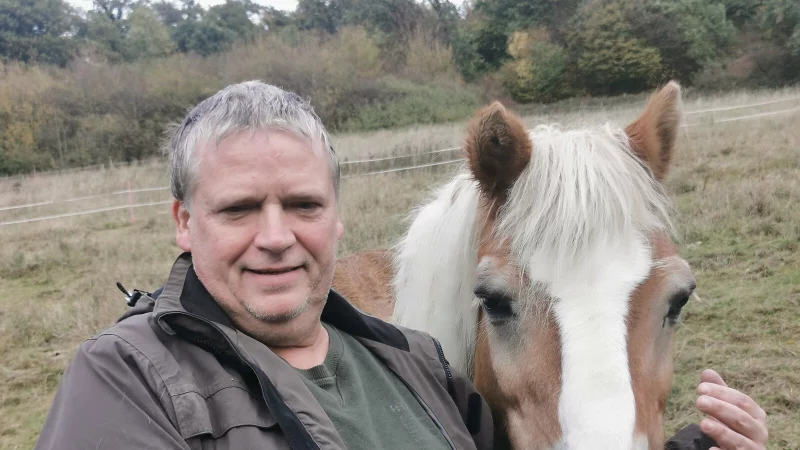 Besitzer Mario Winkler mit Haflinger Wotan, als dieser im Jahr 2000 auf den Hof in Langenholzhausen kam. - &copy; Sylvia Frevert