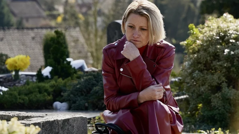 Joanna Steinmann-Glogowski am Grab ihres Sohnes Philipos, den sie selbst immer nur Philip genannt hat. Er wurde am 23. Juni so schwer bei einer Schlägerei verletzt, dass er zwei Tage später im Klinikum Minden starb. - © WDR