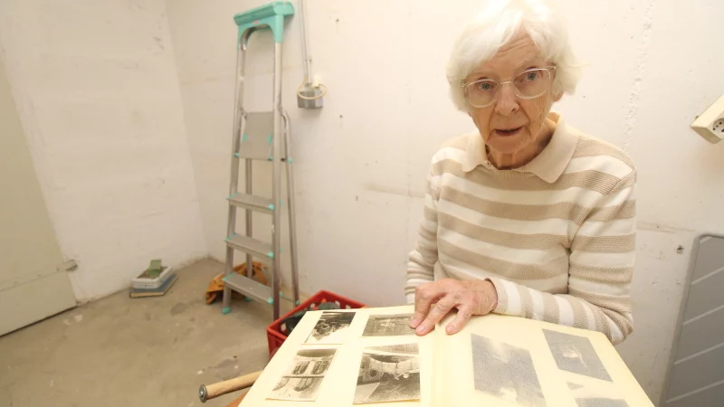 Inzwischen hat der Trödelhändler Lotte R. die Hobelbank, Werkzeug und zwei Fotoalben zurück gebracht. Trotzdem ist der rund neun Quadratmeter große Keller immer noch fast leer. - © Sylvia Tetmeyer