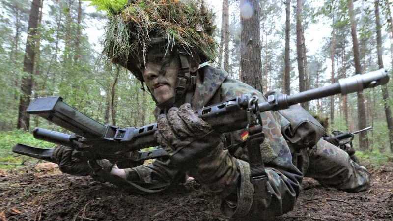 Die schwarz-rote Bundesregierung hat sich darauf geeinigt, auf eine Wehrpflicht zun&auml;chst zu verzichten. - &copy; Peter Steffen/dpa