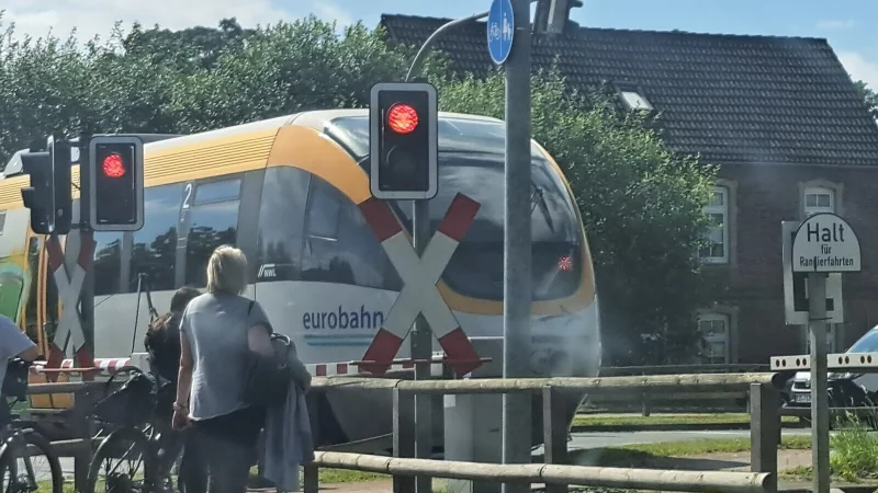 Wenn's mal wieder länger dauert: Die Arbeiten an der Schiene zwischen Lemgo und Lage verzögern sich. "Pro Bahn" äußert deutliche Kritik, auch an der Informationspolitik. - © Archivfoto: Carolin Brokmann-Förster