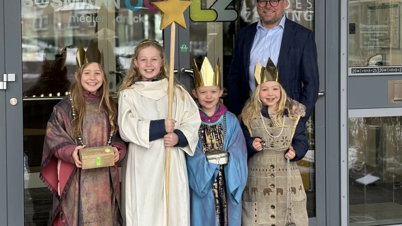 Lioba, Thea, Hannah und Gloria (von links) sind als Sternsinger zu Gast bei der Lippischen Landes-Zeitung. LZ-Gesch&auml;ftsf&uuml;hrer Max Giesdorf hei&szlig;t sie herzlich willkommen. - &copy; Jan Schillmann