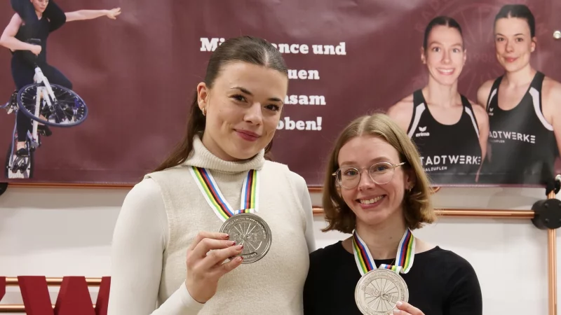 Kim Schl&uuml;ter (links) und Neele Jodeleit pr&auml;sentieren ihr WM-Silber. - &copy; J&ouml;rg Hagemann
