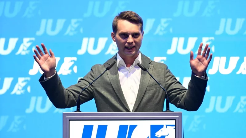Kevin Gniosdorz wurde beim Parteitag der JU in NRW in Gummersbach in seinem Amt als Landeschef mit großer Mehrheit bestätigt. - © Roberto Pfeil/dpa