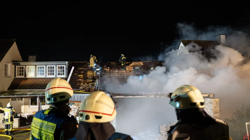 Mit insgesamt 80 Einsatzkr&auml;ften war die Feuerwehr vor Ort, um den Brand am ersten Weihnachtstag 2024 zu l&ouml;schen. Knapp ein Jahr sp&auml;ter sitzt ein Beschuldigter in U-Haft. - &copy; Freitag TV