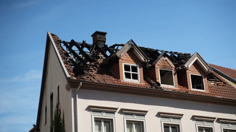 Das Dachgeschoss wurde bei dem Brand vollständig zerstört. - © Blaulichtfotografen