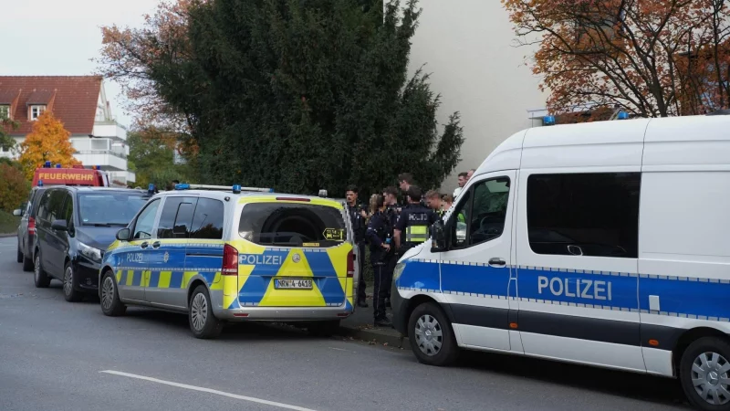 Polizeibeamte ermitteln nach dem versuchten Totschalglag an der Werler Straße in Bad Salzuflen am Freitag, 10. Oktober. - © Die Blaulichtreporter