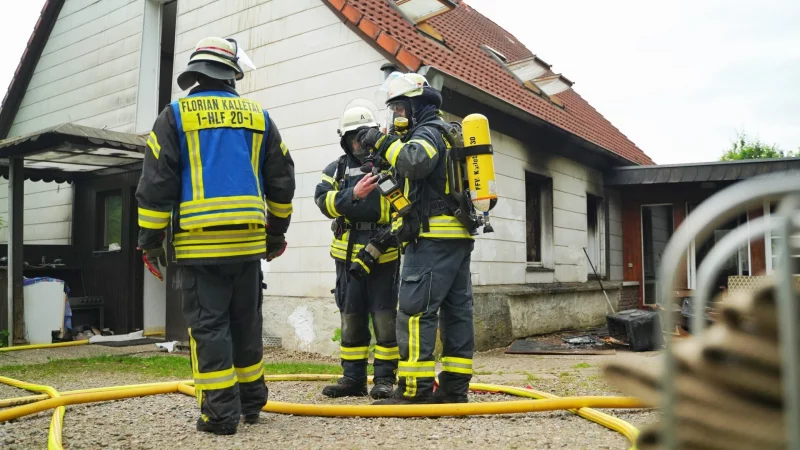 Die Kalletaler Feuerwehr ist in Hohenhausen im Einsatz. - © Freitag TV
