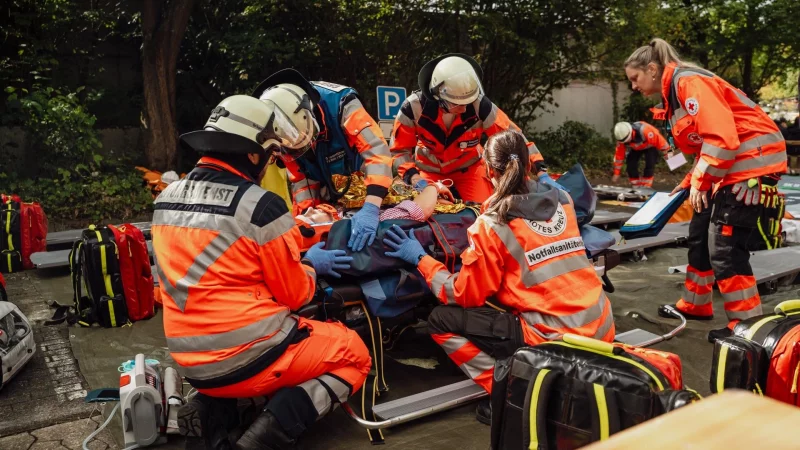 "Arminius"-Katastrophenschutz&uuml;bung: Nach einer Erstbehandlung vor Ort geht es ins Krankenhaus. - &copy; Archivfoto: Die Blaulichtfotografen