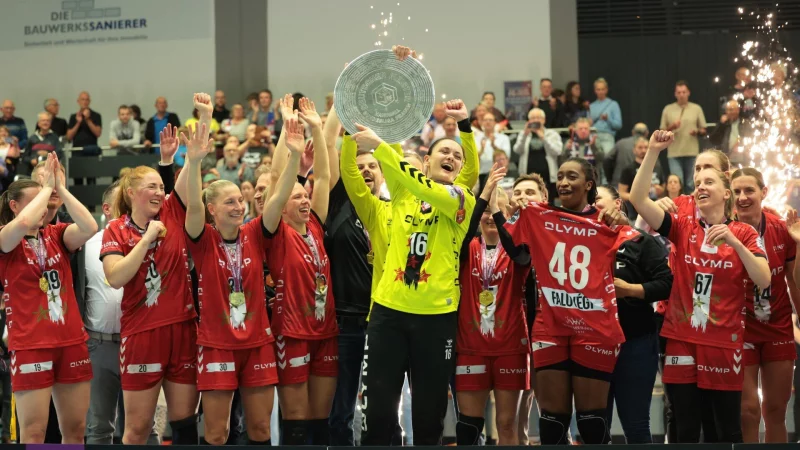 So war es im Mai: Nicole Roth wird mit HB Ludwigsburg an der Ulmenallee Meister und h&auml;lt die Schale in die H&ouml;he. - &copy; Paul Cohen