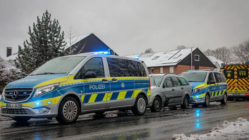 Eingekeilt zwischen zwei Polizeiwagen konnte der Ford gestoppt werden. - &copy; Die Blaulichtfotografen