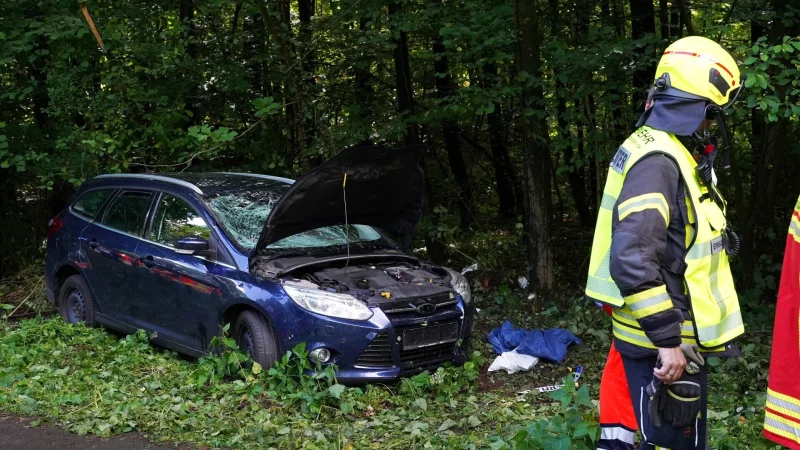 Ein junger Augustdorfer fuhr im Mai 2024 mit seinem Ford Focus offenbar zu schnell um die Kurve und wurde über den Gehweg in eine Gruppe Läuferinnen geschleudert. Nun stand der 19-Jährige wegen fahrlässiger Körperverletzung vor Gericht. - © Freitag TV