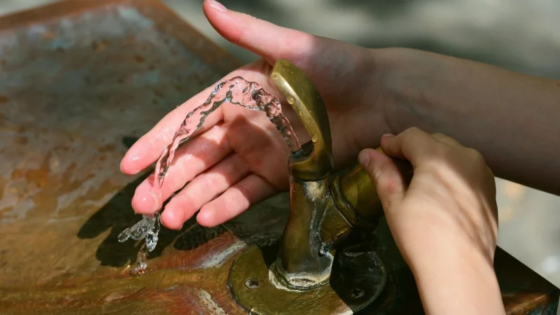 Kühles Wasser an heißen Tagen zu trinken, ist köstlich und lebensnotwendig. - © Pixabay