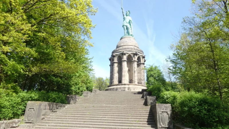 Hermann reckt sein Schwert. - &copy; Landschaftverband Westfalen-Lippe