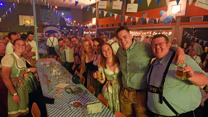 Beim Oktoberfest in der Mehrzweckhalle Alverdissen wird zünftig gefeiert. - © Nicole Ellerbrake