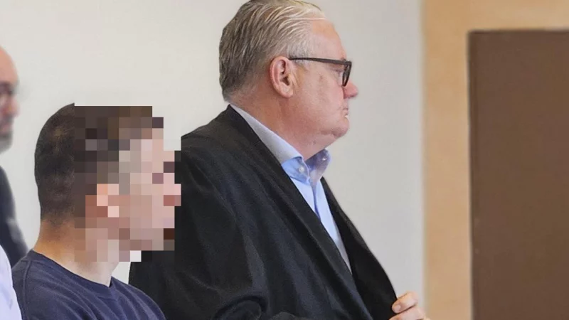 Der Angeklagte (32) erhebt sich an der Seite seines Verteidiger Dr. Dirk Werner Meinicke aus Hamburg zum Beginn des zweiten Prozesstages vor dem Schwurgericht. - © Janet König