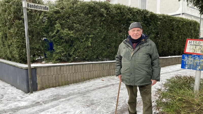 Werner Merkel w&uuml;nscht sich eine eindeutigere Verkehrsf&uuml;hrung an der Kreuzung Bandelstra&szlig;e und Schie&szlig;hofstra&szlig;e. - &copy; Nico D&uuml;llmann