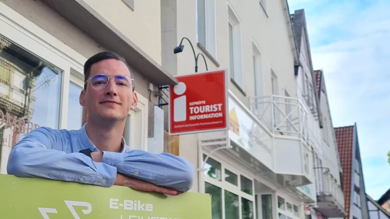 Er ist ein Blomberger Jung und hochmotiviert: Niclas Begemann wird ab Mai die Geschäftsstelle von Blomberg Marketing leiten. - © Marianne Schwarzer