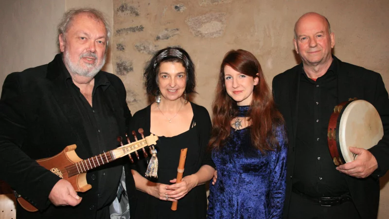Walter Waidosch (links) machte selbst Musik. Das Archivfoto von 2015 zeigt ihn mit dem Ensemble "EST!" mit (weiter von links) Irmgard-Maria Tutschek, Marta Hornik und Mike Turnbull. Sie spielten auf der Burg Sternberg "tanzbare mittelalterliche Weihnachtsmusik", wie die LZ seinerzeit schrieb. - © Sylvia Frevert (Archivfoto)
