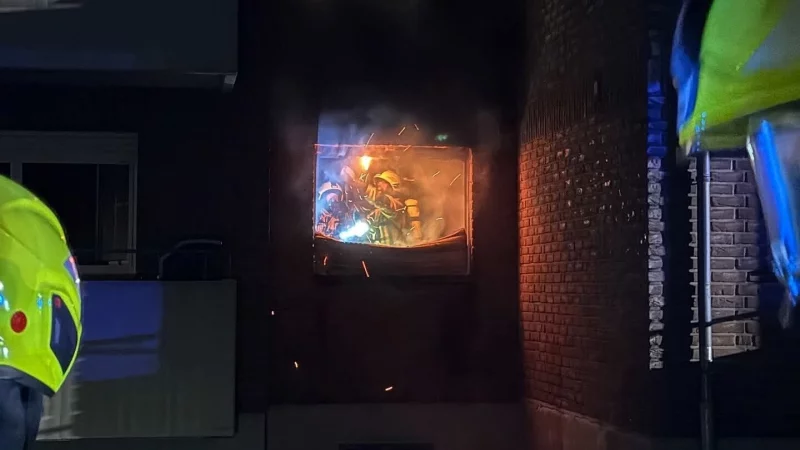 Die Feuerwehr Detmold bek&auml;mpft das Feuer in der K&uuml;che. - &copy; Feuerwehr Detmold