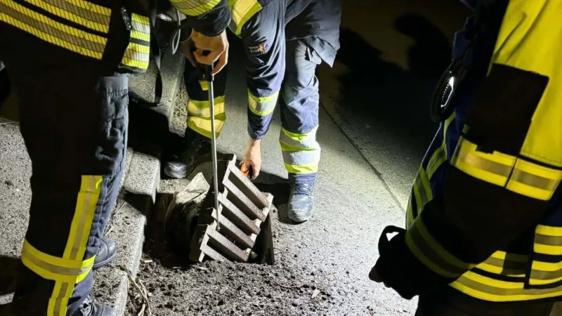 Bei der Explosion in Vlotho sind im M&auml;rz dieses Jahres mehrere Gullydeckel aus ihren Verankerungen gerissen worden. - &copy; Feuerwehr Vlotho